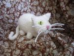 Белая вязаная кошка